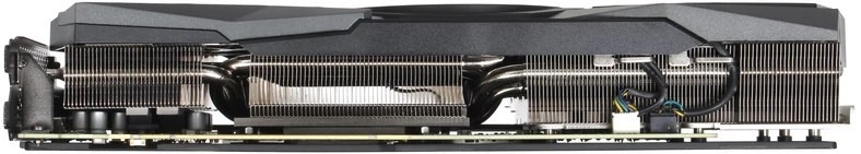  MSI GeForce RTX 3060 GAMING X TRIO – radiator układu chłodzenia zbudowany jest z 6 ciepłowodów i trzech zespołów cienkich żeberek. Na zdjęciu widać też, że karta od MSI ma dużo dłuższe PCB niż ta od Gigabyte'a.