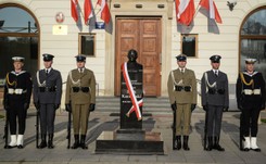 'Stanie wśród największych bohaterów Rzeczypospolitej'. Szef MON odsłonił popiersie Lecha Kaczyńskiego [FOTO]