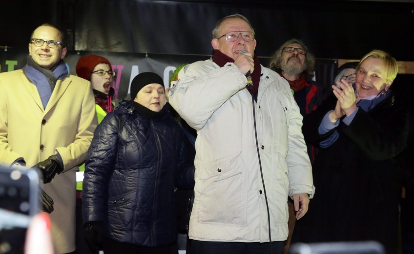 Michnik z opozycją bawi się pod Sejmem