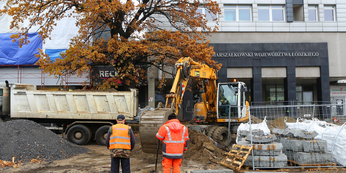 Remont placu przed Urzędem Marszałkowskim powinien zakończyć się jeszcze w tym roku