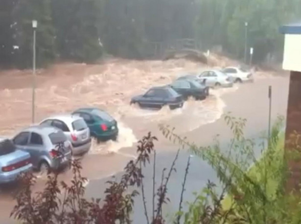 Zobacz, jak powódź porywa samochody w Australii
