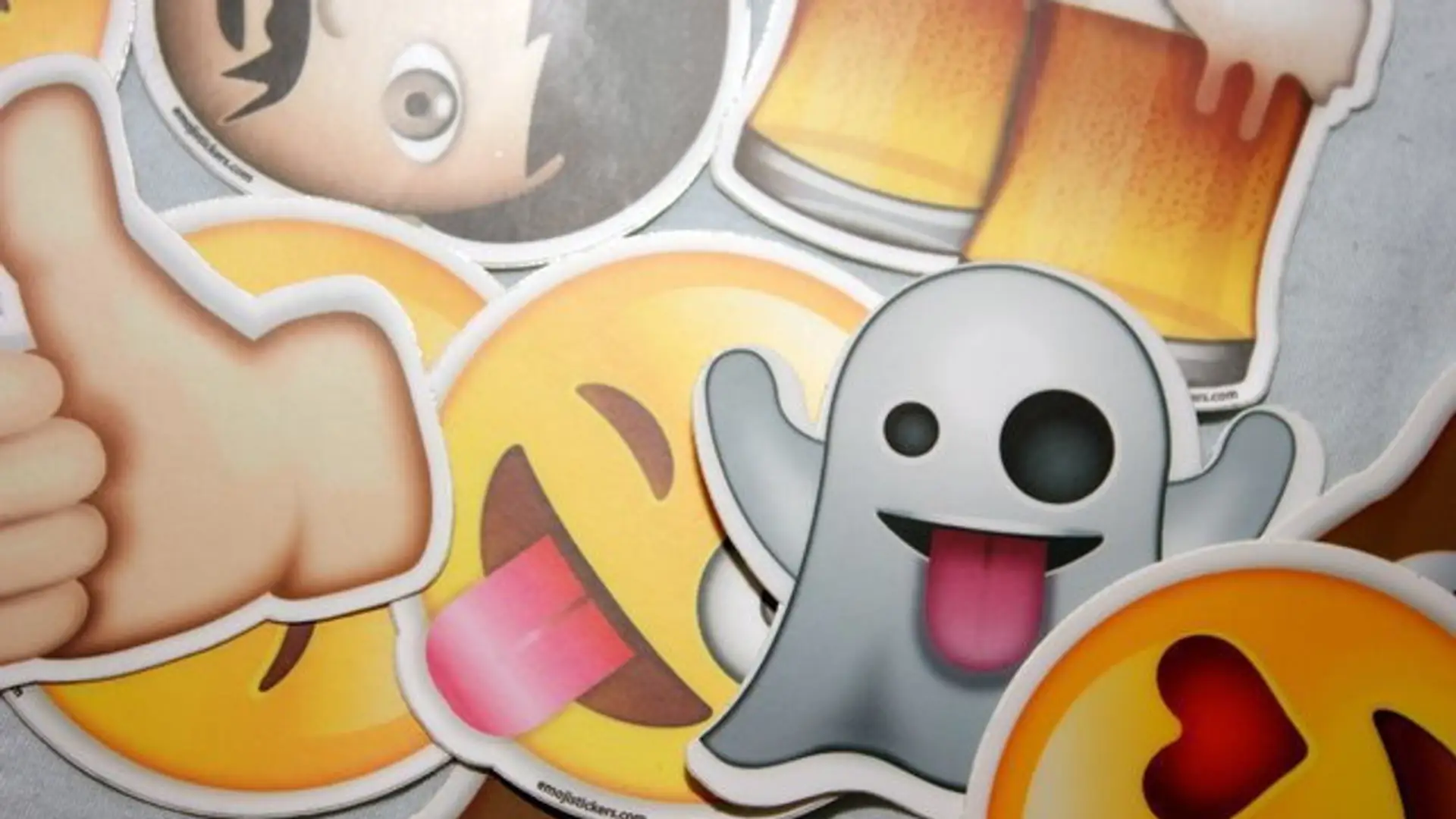 Internetowy słownik emojis, czyli kiedy i jak używać poszczególnych emot