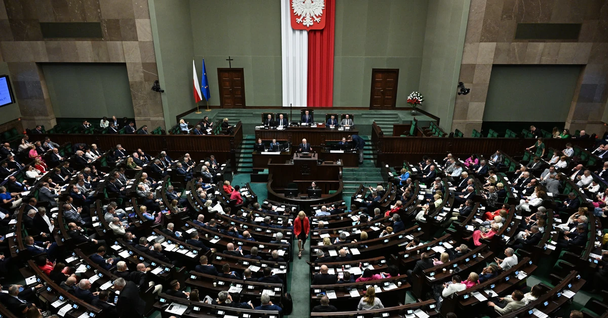 Tusk i Hołownia na dnie, Sikorski i Trzaskowski w cieniu. Jest nowy lider zaufania Polaków