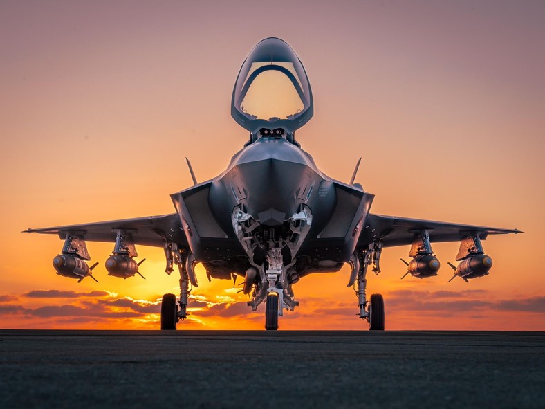 Na udostępnionym zdjęciu widzimy F-35I Adir wraz z czterema bombami GBU-31 JDAM na zewnętrznych pylonach oraz pociskiem AIM-120 AMRAAM w wewnętrznej komorze na uzbrojenie.