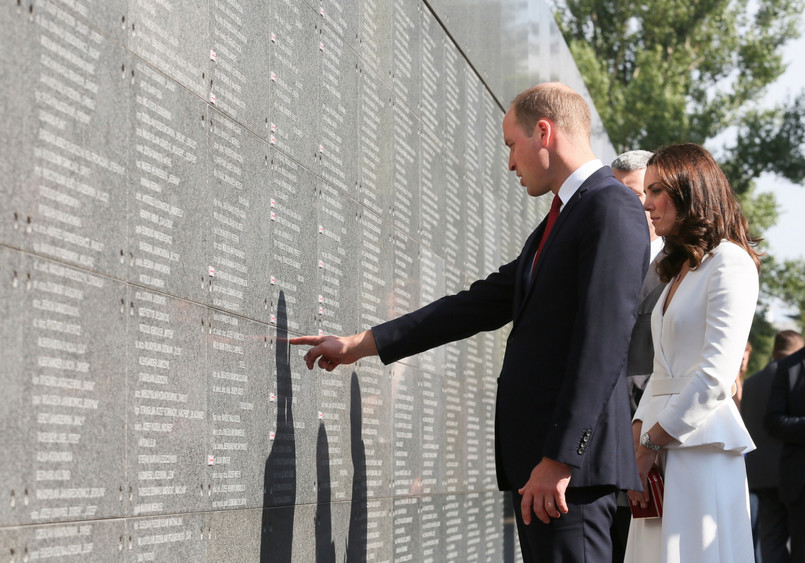 Księżna Catherine i książę William pod Murem Pamięci w Muzeum Powstania Warszawskiego