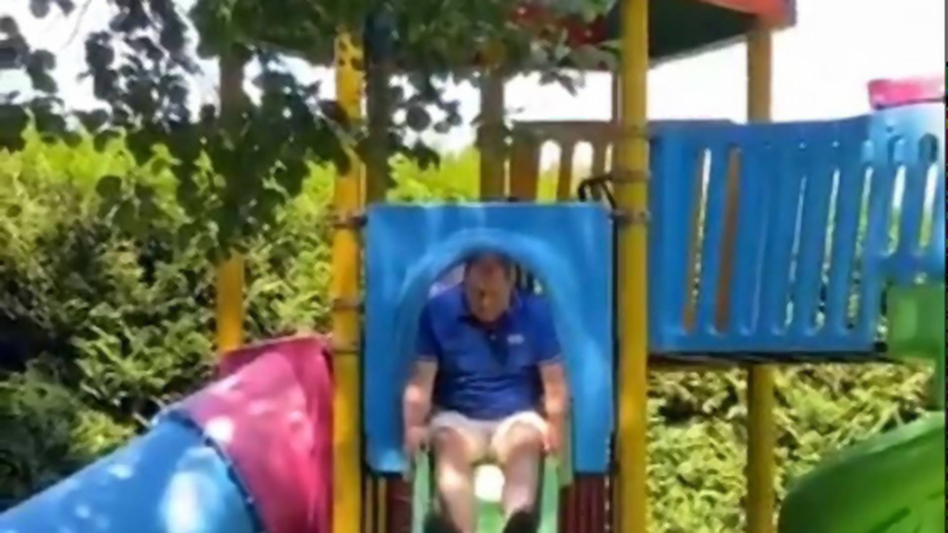 Guraj, guraj, opaa: Snimak Dodika koji se spušta niz dečji tobogan nas je ozbiljno nasmejao