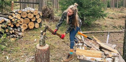 Marcelina Zawadzka rąbie drewno, aż wióry lecą. ZDJĘCIA