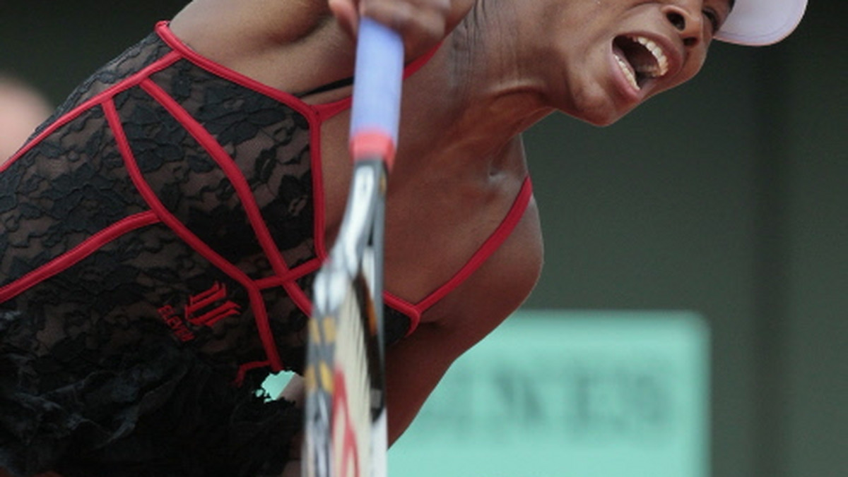 Amerykanka Venus Williams awansowała w niedzielę do drugiej rundy wielkoszlemowego turnieju tenisowego na ziemnych kortach im. Rolanda Garrosa w Paryżu (pula nagród 18,718 mln euro) i może być w tej fazie rywalizacji rywalką Agnieszki Radwańskiej.