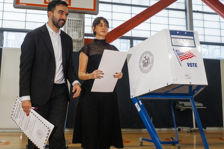 Zohran Mamdani sa suprugom Ramom Savaf Duvadži glasaju na izborima u Njujorku 4. novembra