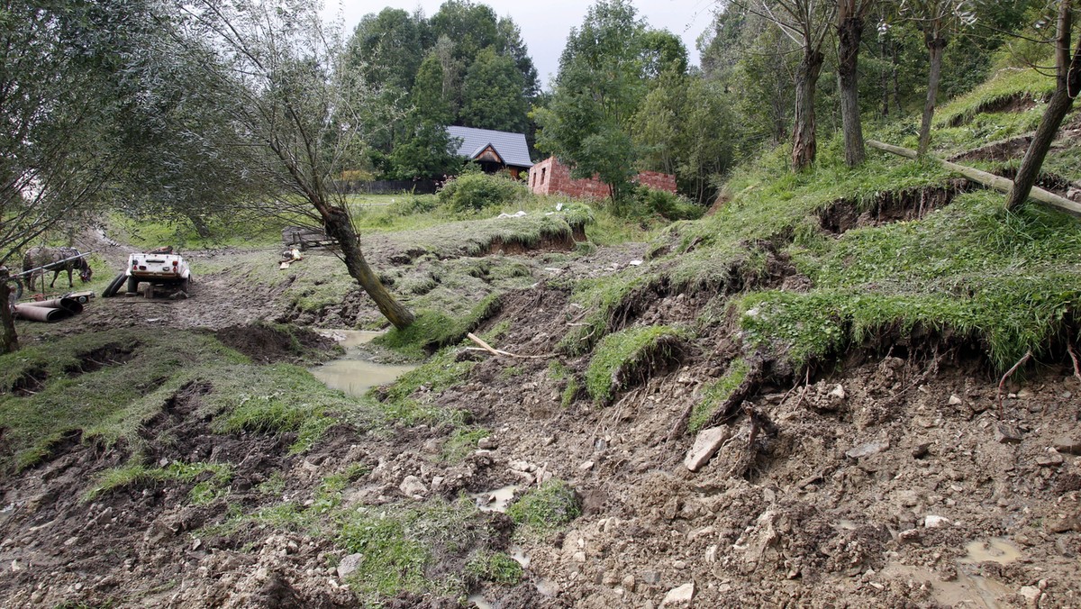 Drogowcy rozpoczynają budowę prowizorycznej drogi po drugiej stronie potoku, który płynie u stóp osuwiska na górze Prusów w Milówce (Śląskie). Dzięki temu dojechać będzie można do 18 odciętych domów - poinformował w środę PAP wójt Milówki Józef Bednarz.