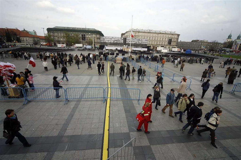 plac Piłsudksiego, żałoba, Warszawa, katastrofa, śmierć prezydenta, Lech Kaczyński, msza