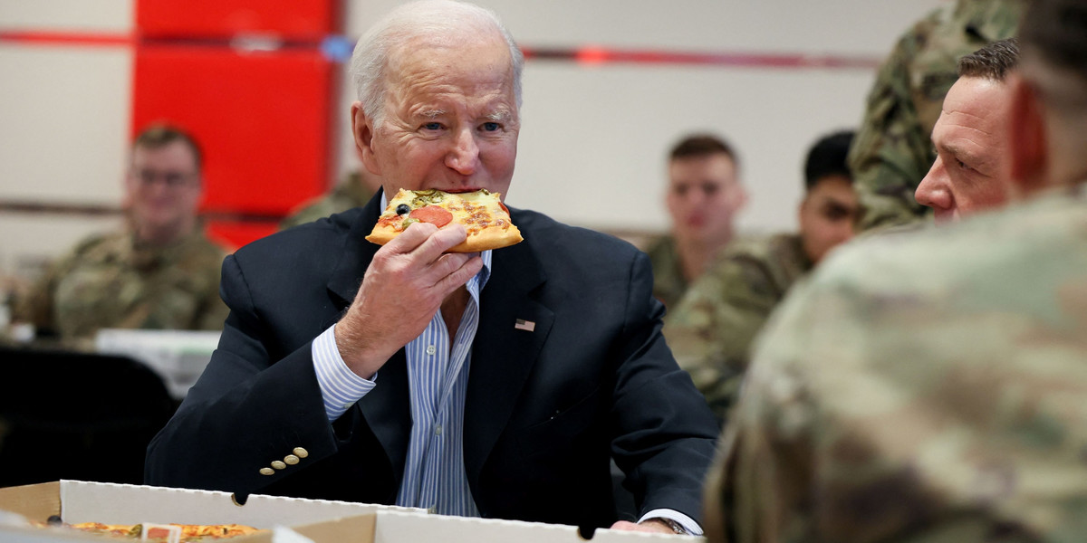 Prezydent Joe Biden zjadł pizzę razem z amerykańskimi żołnierzami. 