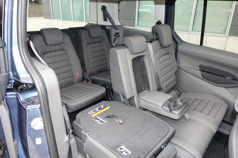 11. Ford Grand Tourneo Connect – cena od 98 277 zł. Fotele w 3. rzędzie za dopłatą 2460 zł.