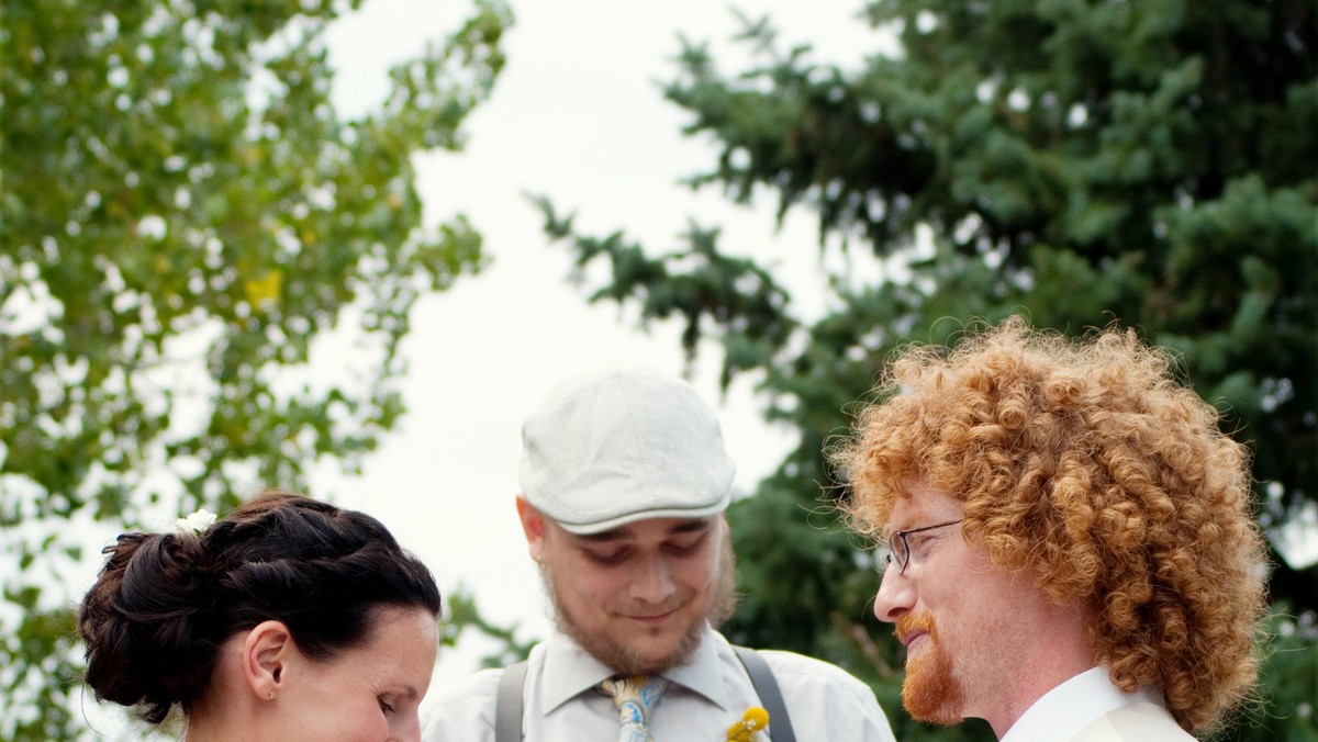 - Staliśmy nad fiordem, w gronie przyjaciół. Słońce mocno świeciło, wszędzie zielono i wiał delikatny wiatr - mówi panna młoda o ceremonii ślubu humanistycznego. Taki akt, to nie tylko fanaberie nowożeńców, a bardzo intymna przysięga…