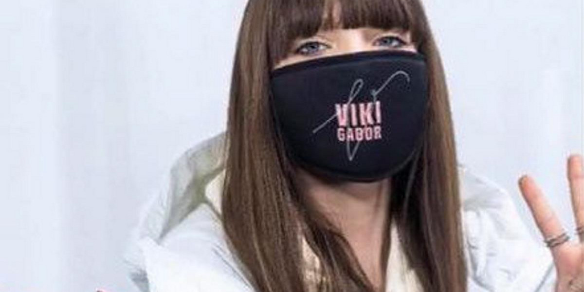 Viki Gabor w maseczce ze swoim logo 