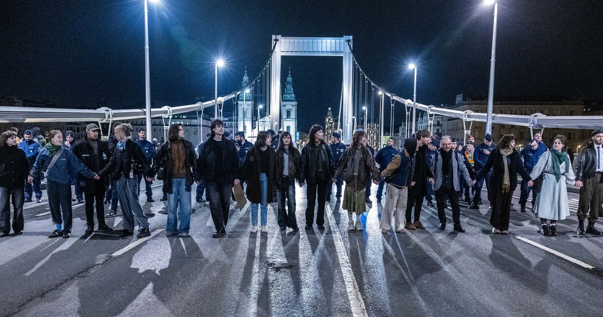 84 ezres bírságokat kaptak a budapesti hidakon tüntetők: sokakhoz még nem érkezett meg a határozat