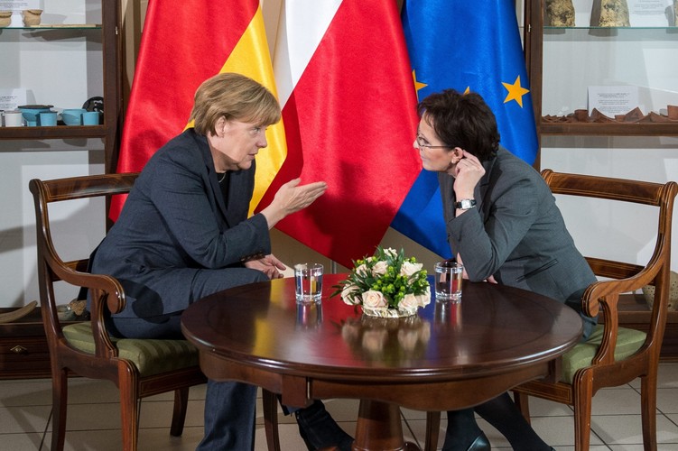 Premier Ewa Kopacz i kanclerz Niemiec Angela Merkel podczas spotkania w siedzibie Fundacji 'Krzyżowa' dla Porozumienia Europejskiego w Krzyżowej