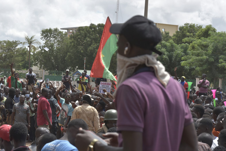 Zwolennicy Ibrahima Traore na demonstracji przed ambasadą Francji, 2 października 2022 r. w Wagadugu