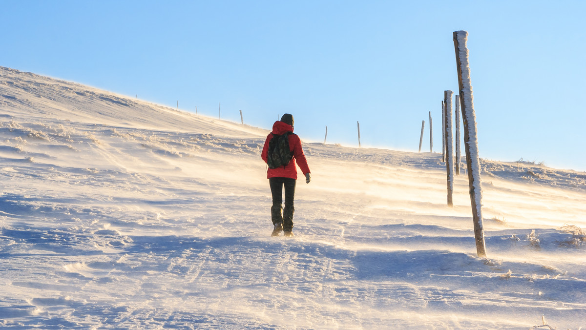 Powyżej górnej granicy lasu w Bieszczadach obowiązuje drugi – w pięciostopniowej, rosnącej skali – stopień zagrożenia lawinowego. W nocy z niedzieli na poniedziałek spadło tam około 15 cm świeżego śniegu.