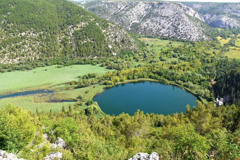 Dopływająca do Krka Rzeka Čikola ma swoje źródło w jeziorze Toraka