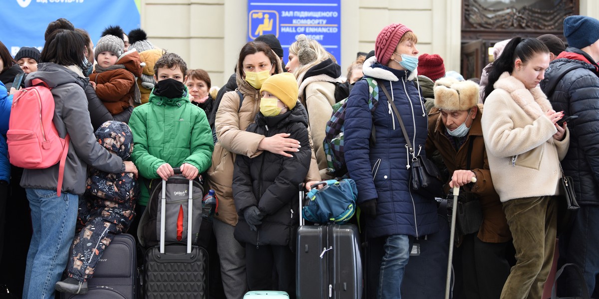 Ile pracy może czekać na uchodźców z Ukrainy w Polsce? Z danych wynika, że na zatrudnienie większe szanse mieliby na Węgrzech.