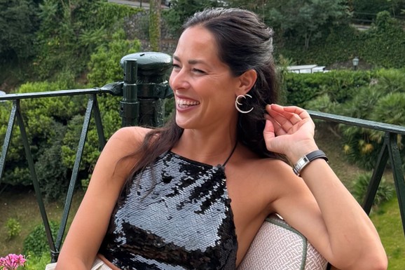 GOLA LEĐA, ŠLJOKIČASTI TOPIĆ I MINIĆ Ana Ivanović baš provocira: Muškarci ne znaju gde pre da gledaju (Foto)