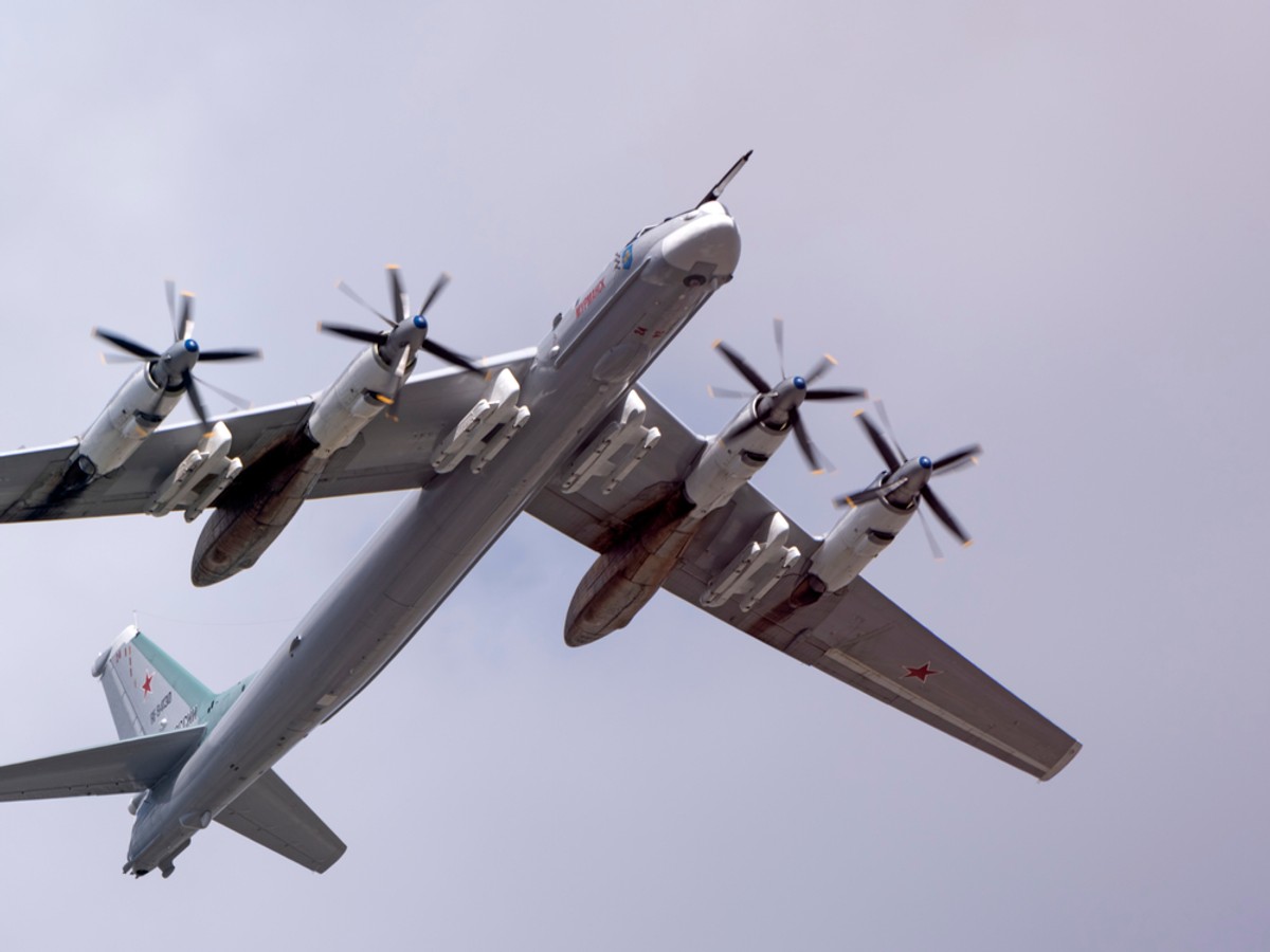 Rosyjski bombowiec Tu-95. W nocnym nalocie na Ukrainę Rosjanie użyli ponad 20 bombowców.