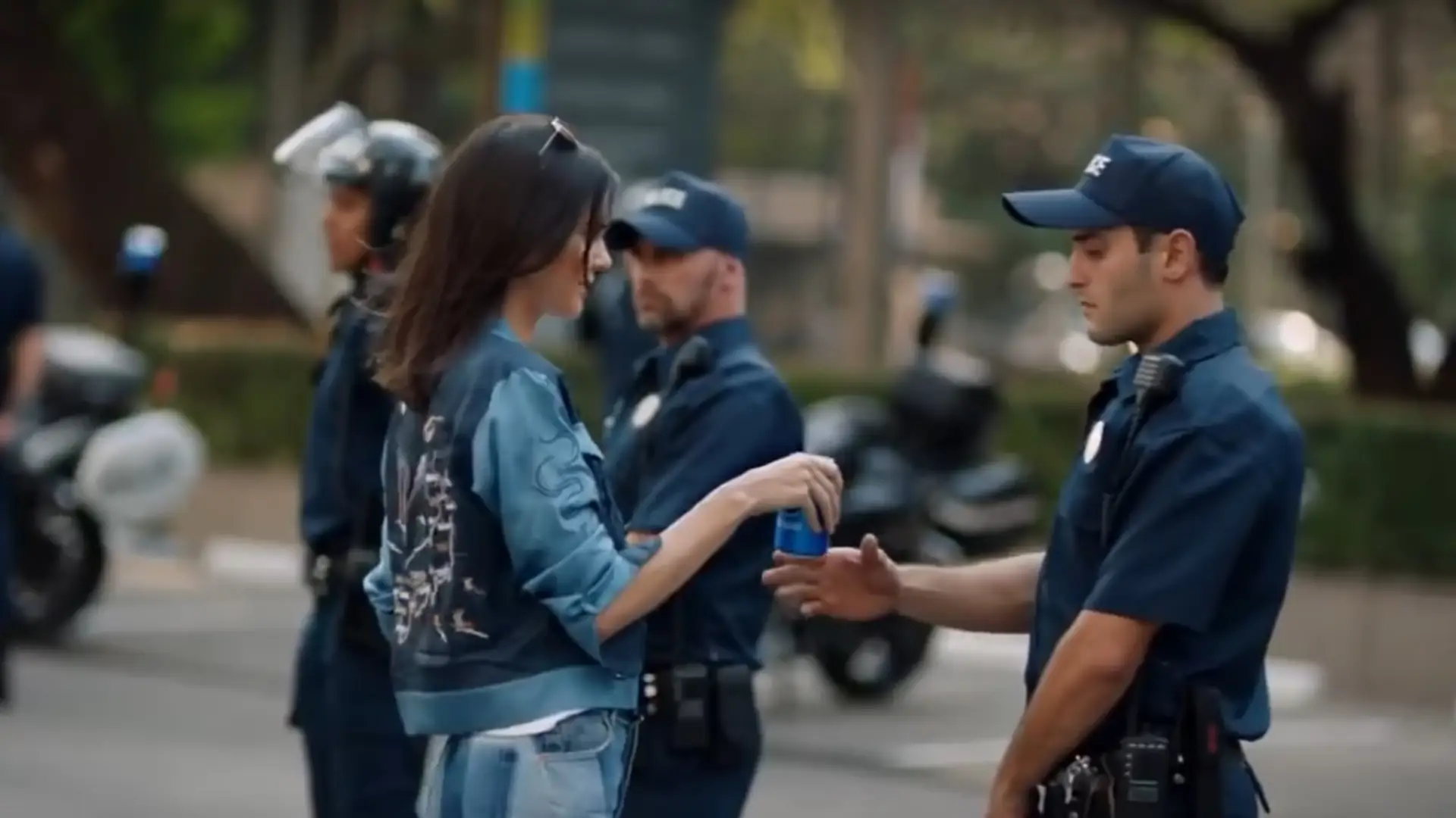 Sorry Pepsi, ale nie tak walczy się o prawa. Skandaliczna reklama z Kendall