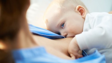 co zawiera mleko matki? naukowcy analizują obecność substancji chemicz