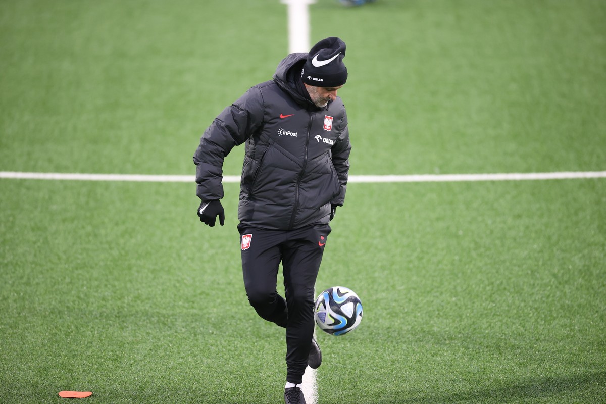 Selekcjoner piłkarskiej reprezentacji Polski Michał Probierz podczas treningu kadry w Thorshavn