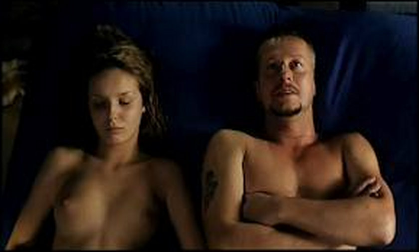 Bogusław Linda i Agnieszka Włodarczyk nago w łóżku w filmie "Sara"
