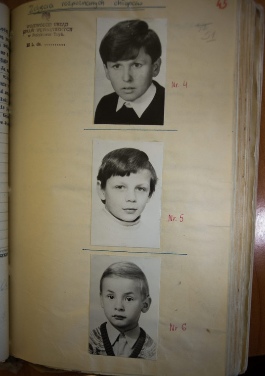Portrety Tomka, Artura i Krzysia w aktach procesu o morderstwa.