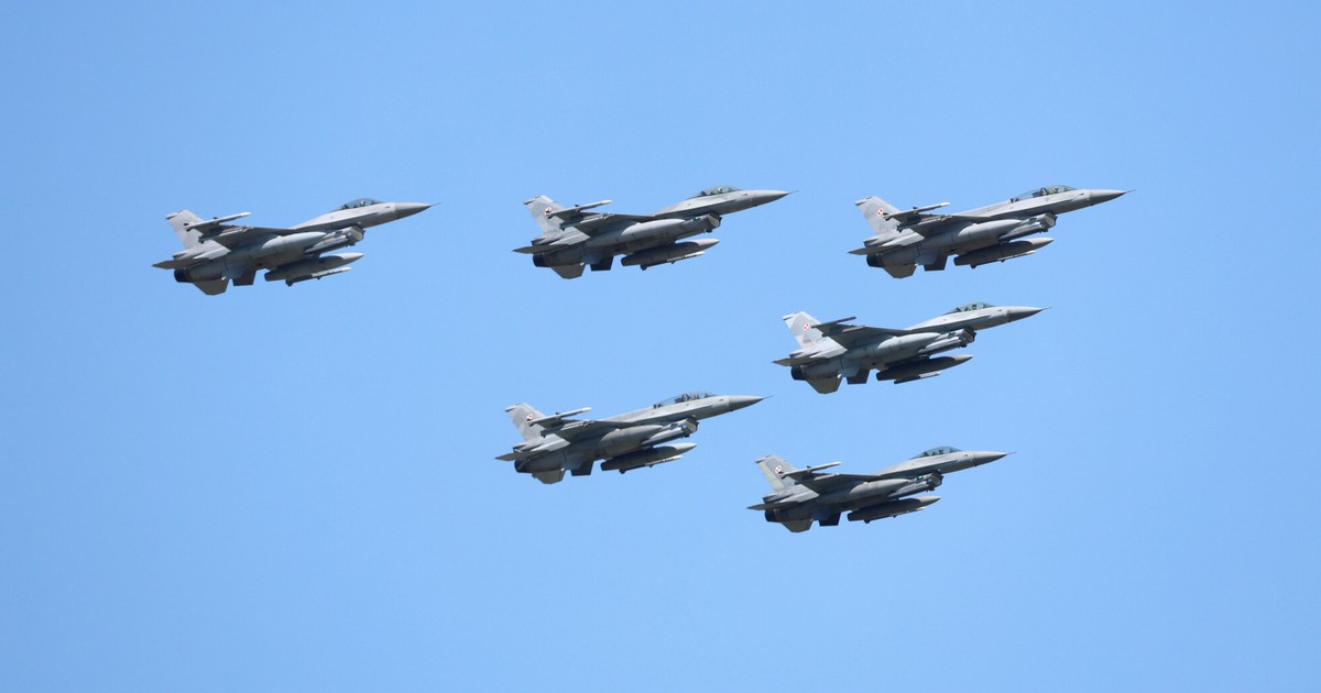 Za sterami F-16. Ile zarabia pilot myśliwca?