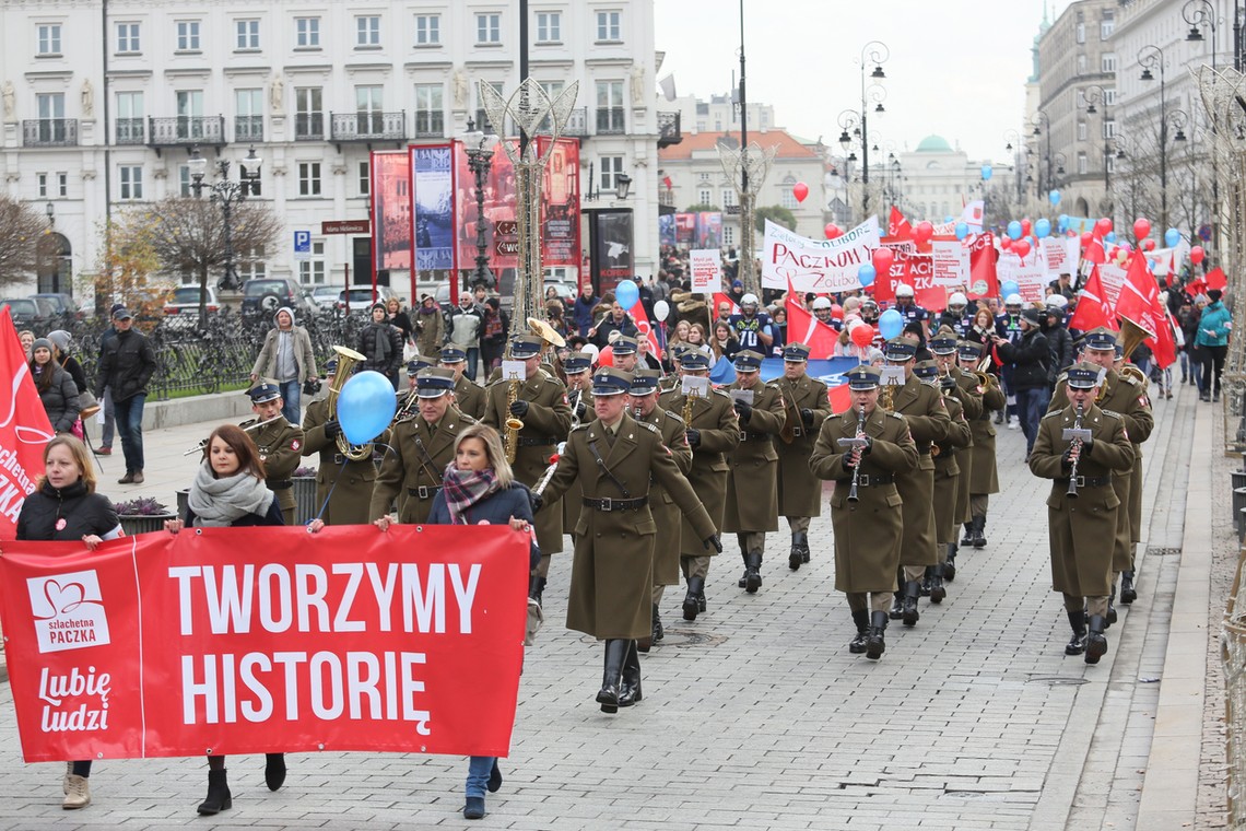 Warszawa, 18.11.2017. Marsz z udziałem wolontariuszy Szlachetnej Paczki 