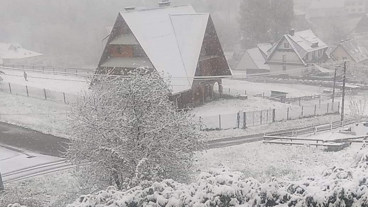 W nocy i nad ranem w Zakopanem i innych miastach na południu kraju spadł śnieg. W Tatrach, gdzie śnieg pada intensywnie, obowiązuje zagrożenie lawinowe pierwszego stopnia.