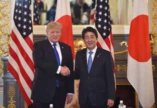 Japonia: Trump i Abe uzgodnili twarde stanowisko ws. Korei Północnej