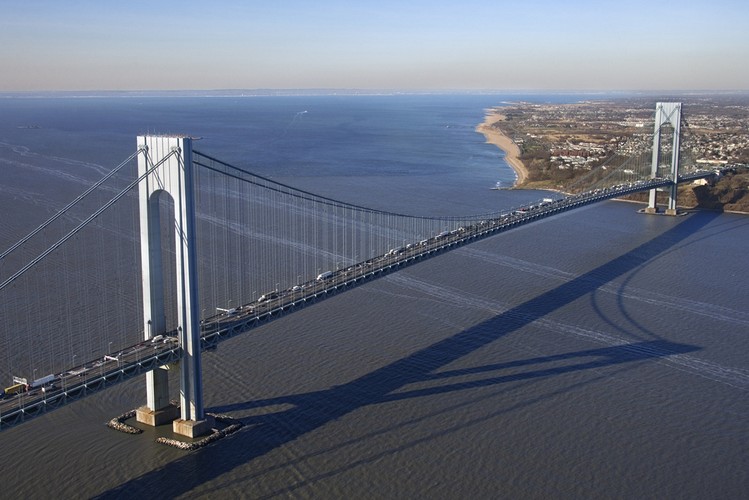 Most Verrazano-Narrows w Nowym Jorku ma 1298 m. Był najdłuższym mostem świata w latach 1964-1981. Fot. Shutterstock.