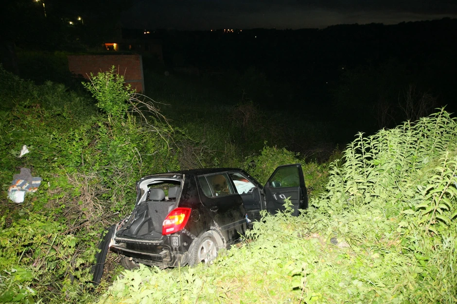 Voz je odbacio automobil na metalni stub