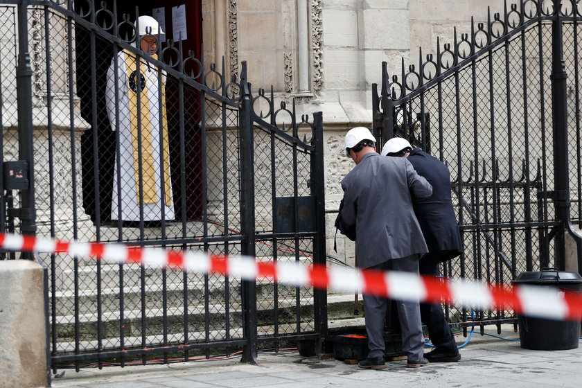 Pierwsza msza święta w katedrze Notre Dame po pożarze. Co oni mieli na głowach?