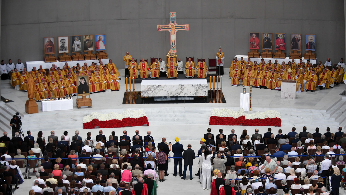 Z udziałem prezydenta Andrzeja Dudy, marszałka Sejmu RP Marka Kuchcińskiego i Senatu RP Stanisława Karczewskiego oraz przedstawicieli Episkopatu Polski rozpoczęła się dziś msza święta dziękczynna w intencji ojczyzny w Świątyni Opatrzności Bożej w Warszawie.