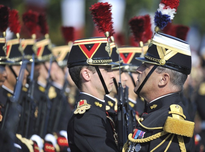 Wojsko podczas parady na Polach Elizejskich