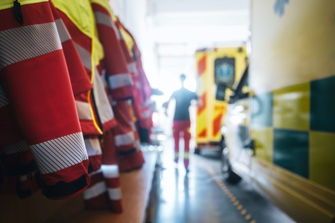 Videón a megdöbbentő erőszak a hatvani vasútállomáson – fejbe rúgott egy férfit egy szolgálatban lévő mentős