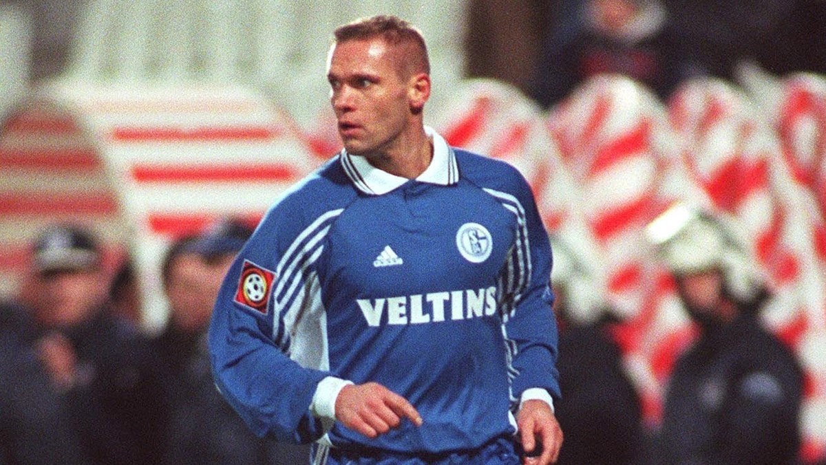 Thorsten Legat, były niemiecki piłkarz, grający między innymi w Eintrachcie Frankfurt czy też Schalke 04, wyznał w swojej autobiografii, że w przeszłości był molestowany i bity przez ojca.