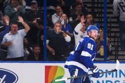 NHL. Steven Stamkos uczcił jubileuszowy mecz trzema asystami