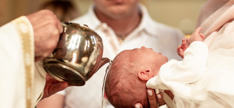 Nowe zasady dotyczące wyboru chrzestnych w Kościele katolickim. Co się zmienia?