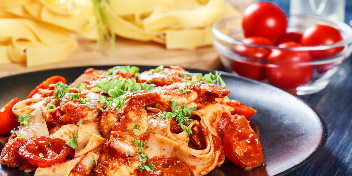 Pappardelle z kurczakiem i suszonymi pomidorami przepis Gotowanie