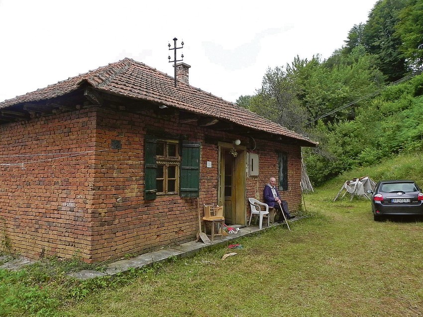 Kako je ko u Crnoj Travi počeo da se bavi građevinom, tako je u zanat uvlačio komšiluk