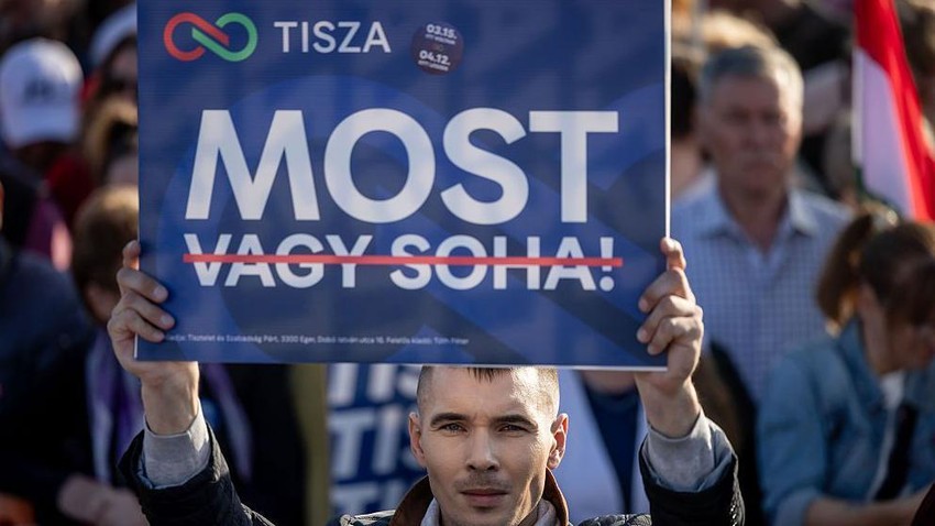 Mađarov pristalica drži transparent na kojem piše „Sad", dok su reči „ili nikad" precrtane | Foto: Getty Images