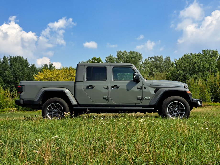 Jeep Gladiator w odpowiednim kolorze wygląda jak wojskowa ciężarówka. I w sumie z powodzeniem mógłby pełnić tę funkcję.