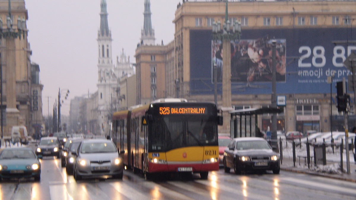 Trzy linie zawieszone, jedna skrócona, autobusy na objazdach. Szykuje się sporo zmian związanych z przypadającym w najbliższą niedzielę świętem Trzech Króli. Sprawdź, jak tego dnia będzie jeździć stołeczna komunikacja.